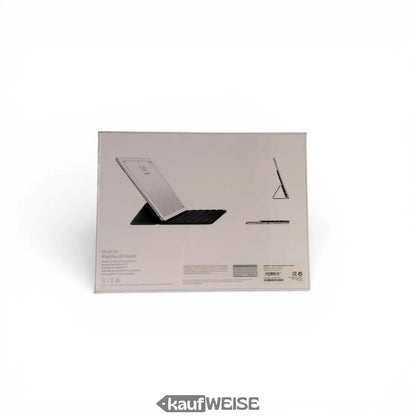 Silbernes iPad Pro 12.9 mit Magic Keyboard, schwarzer Hülle und Stylus