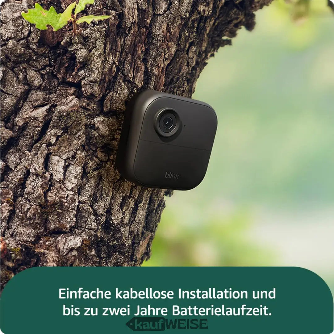 Dunkelgraue Outdoor Sicherheitskamera am Baum für Blink Outdoor Überwachungssystem
