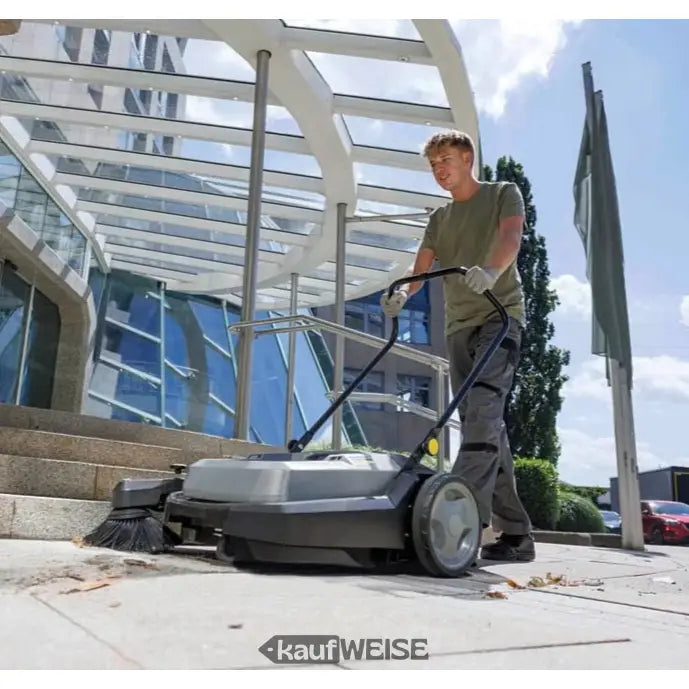 Schwarze und silberne Kärcher Kehrmaschine KM 70/20 C mit runder Bürste