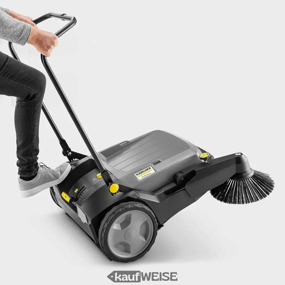 Kärcher Kehrmaschine KM 70/20 C mit schwarzen und grauen Farben, rotierende Bürsten