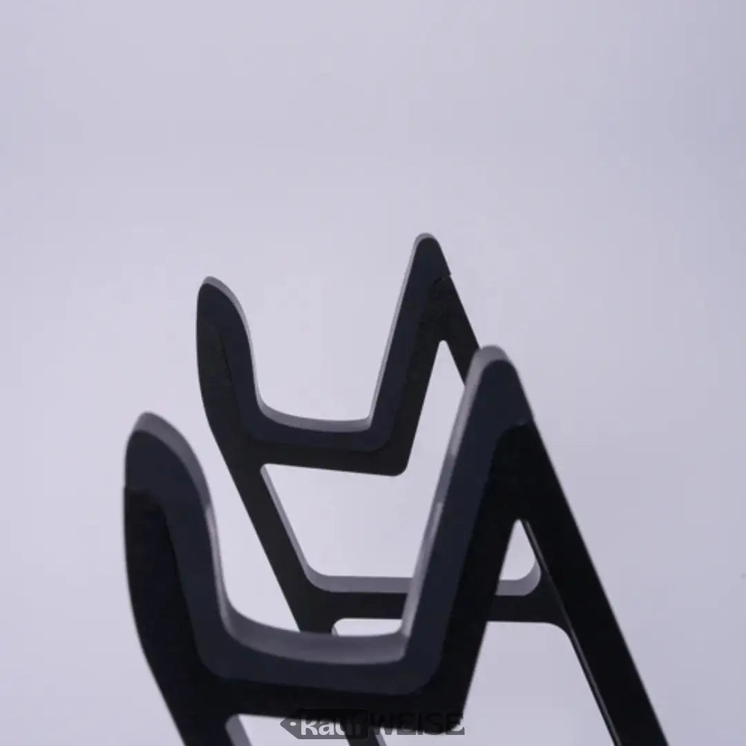 Schwarze abstrakte Skulptur mit Schichten geometrischer Formen und glatten Kurven für Onewheel Side Stand