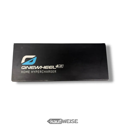 Schwarzes Rechteck Onewheel Lab-Logo und Original Onewheel XR Hypercharger Schnellladegerät für XR und Plus 60min Ladezeit