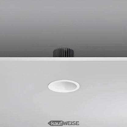 Weiße eingelassene Deckenleuchte mit schwarzem Kühler im modernen minimalistischen Stil