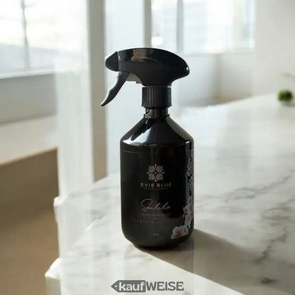 Schwarze Sprayflasche vom Saikiko Raumduft mit Kirschblüten Duft passend für Frühlingsdeko